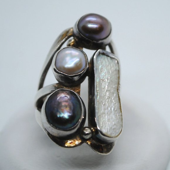 Elegant Silver and Pearl Ring - Picture 1 of 8